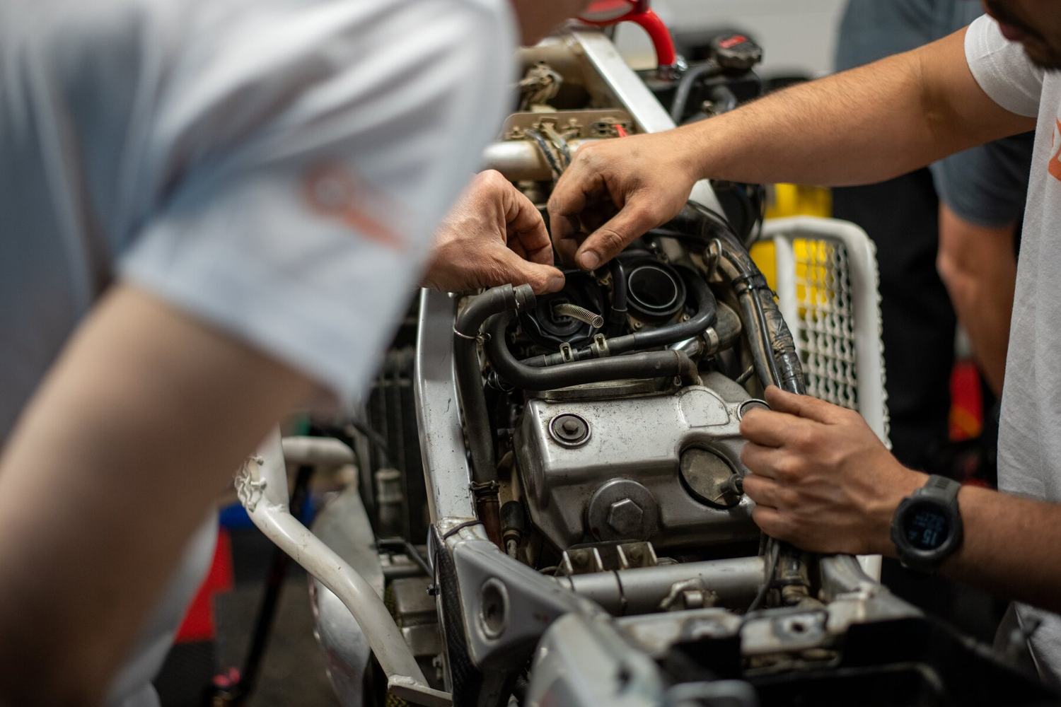 Mani sul motore in officina