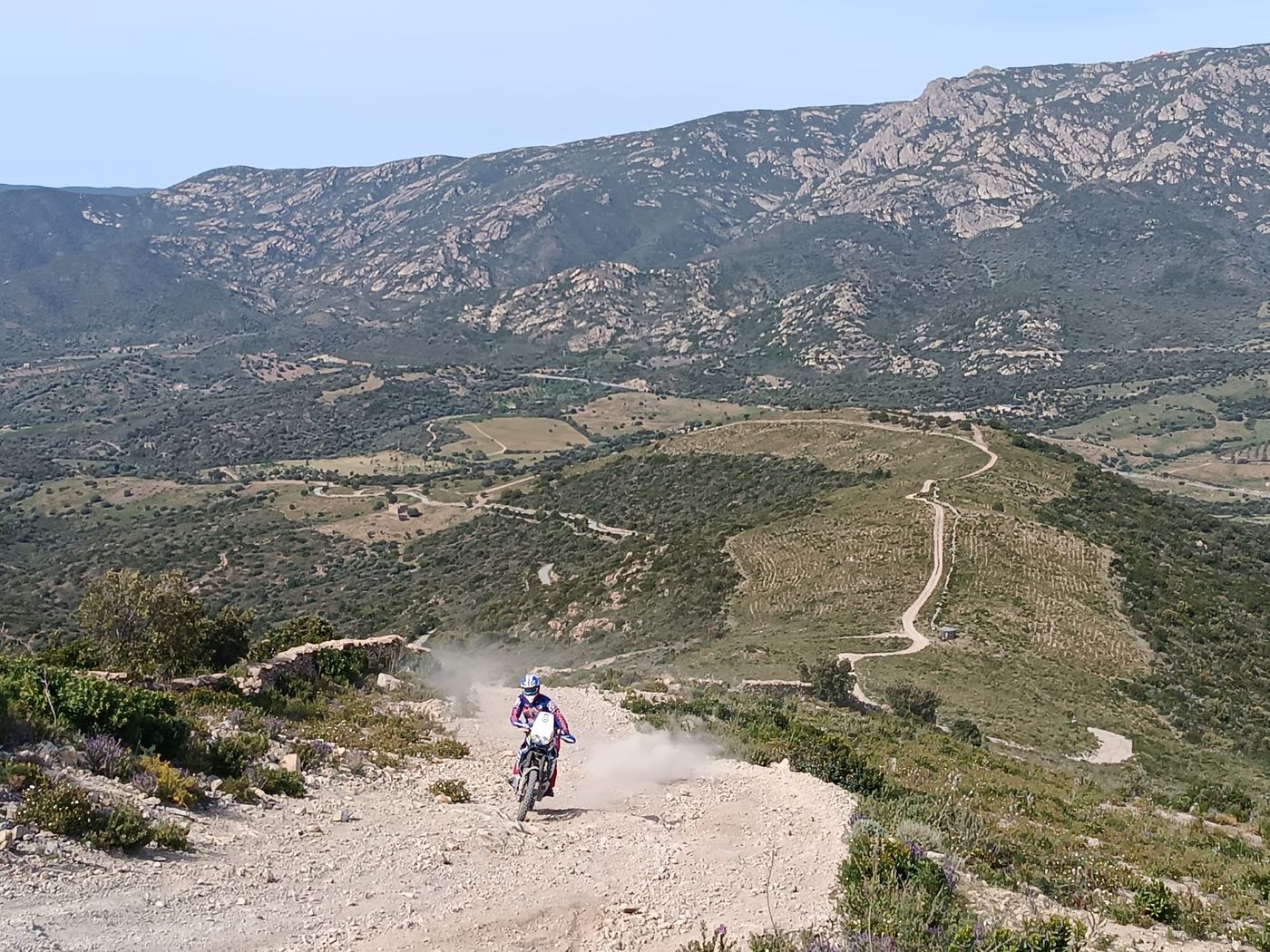 Sardegna, in discesa tra la polvere