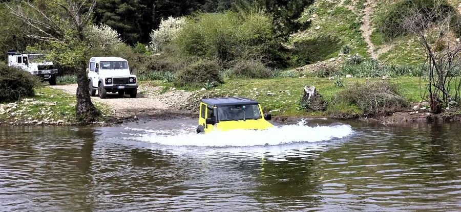 Land Rover Defender attraversa il fiume