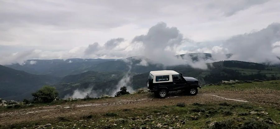 Fuoristrada tra le nuvole in montagna