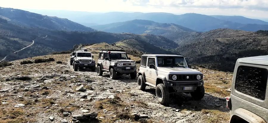 Convoglio di fuoristrada in cresta