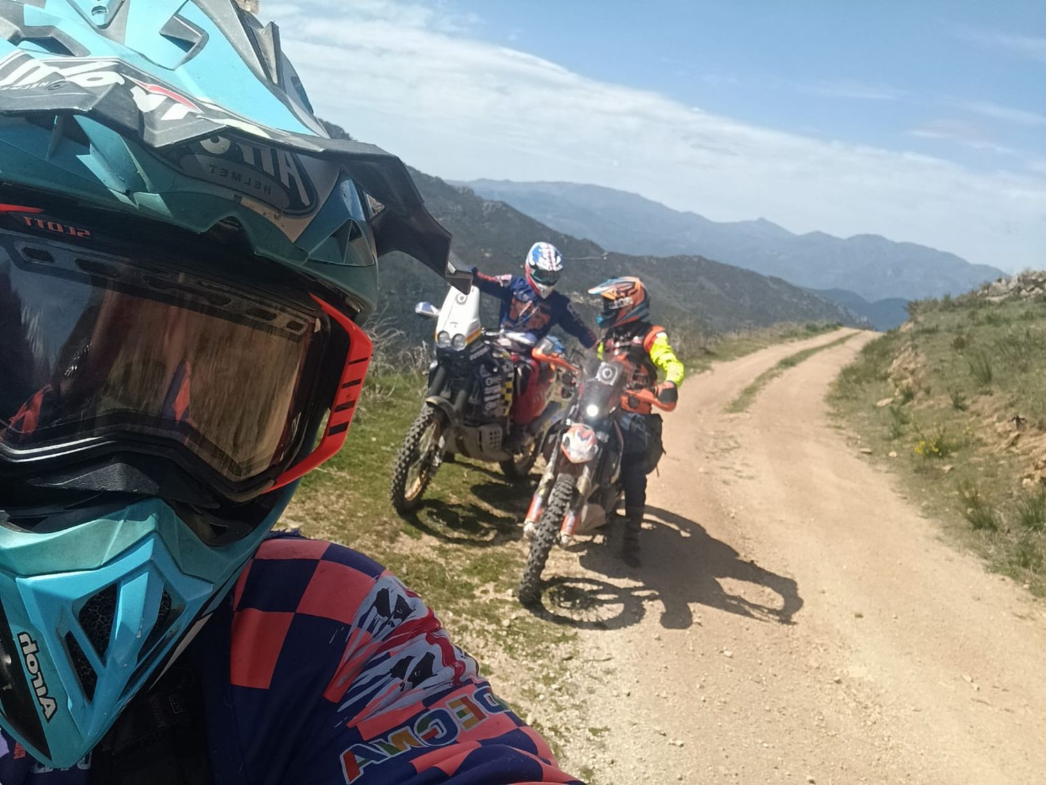 Selfie sul sentiero con vista sulle montagne