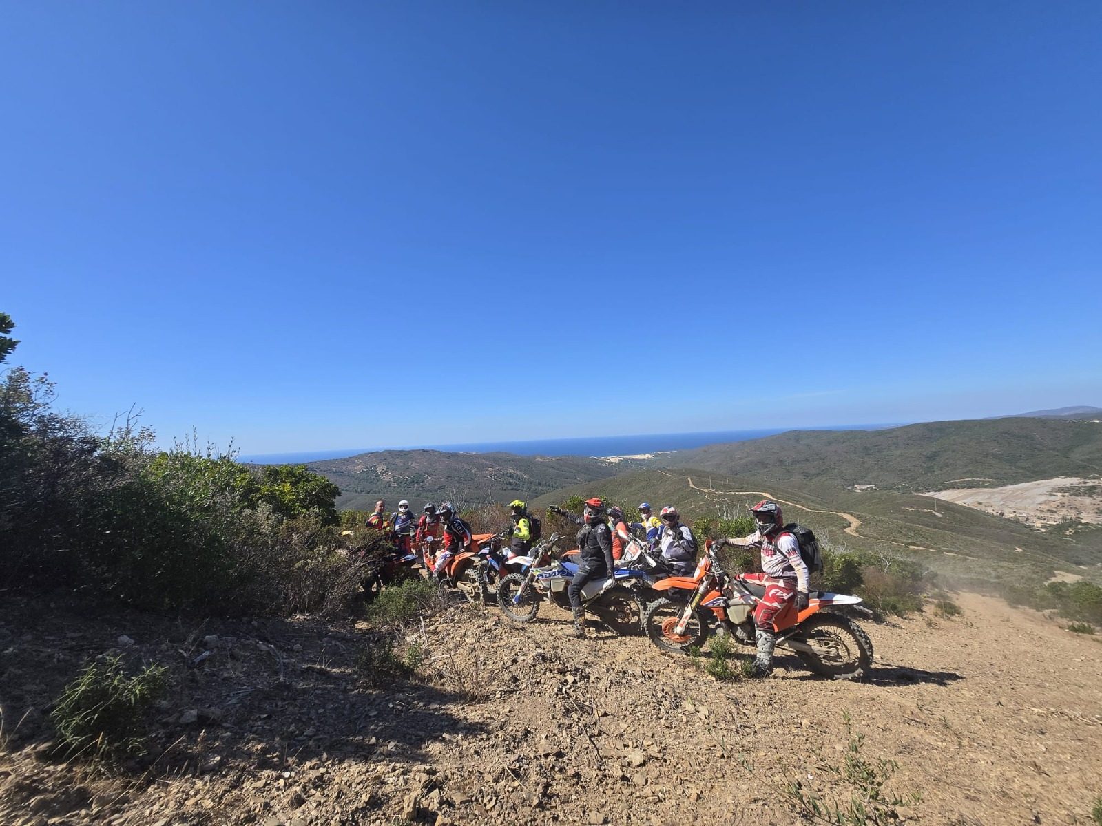 Gruppo FARENDURO in cresta con il mare sullo sfondo, tour Campidano Special