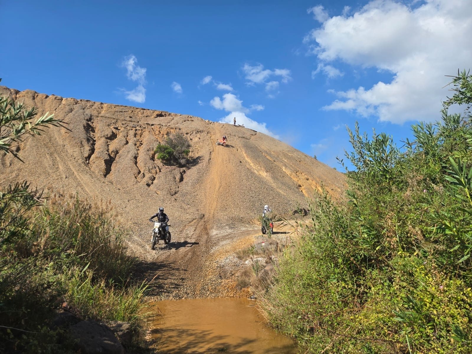 Gruppo sulla discesa tecnica, guado nel fiume