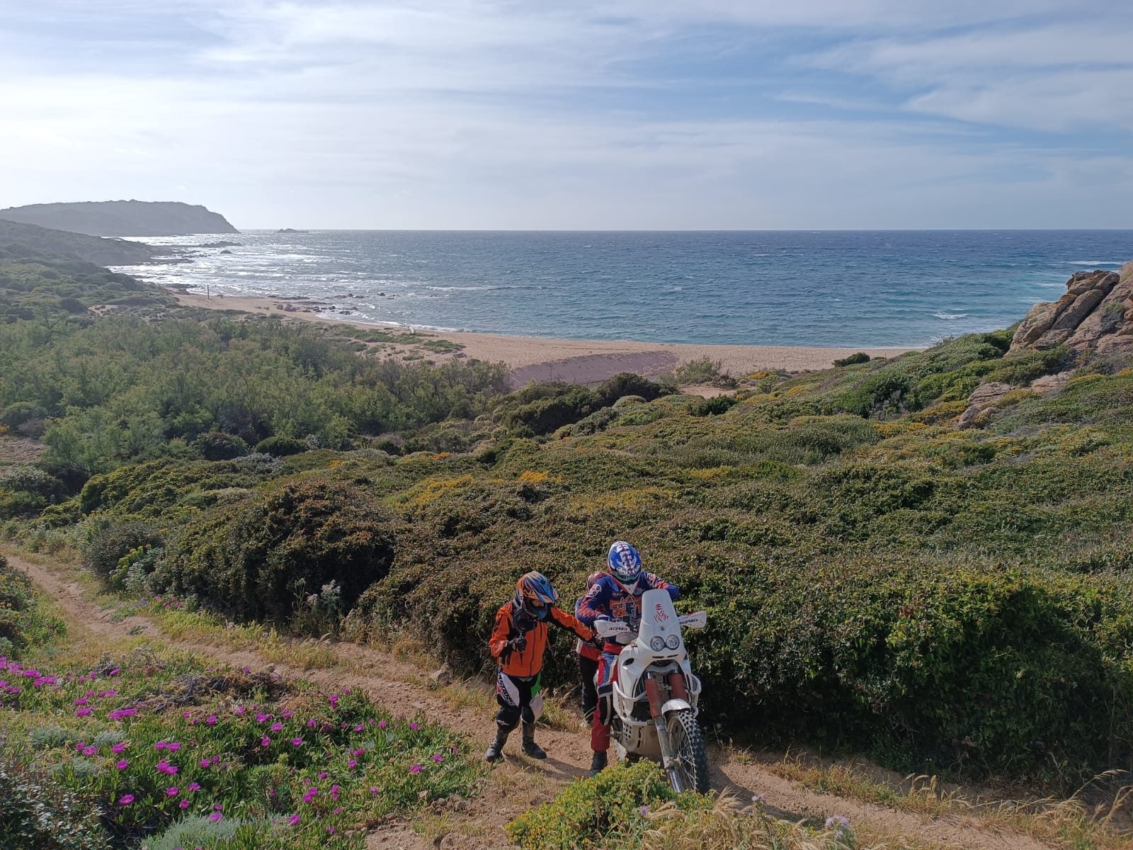 Due motociclisti sul sentiero sopra la spiaggia, Tour dei Santi