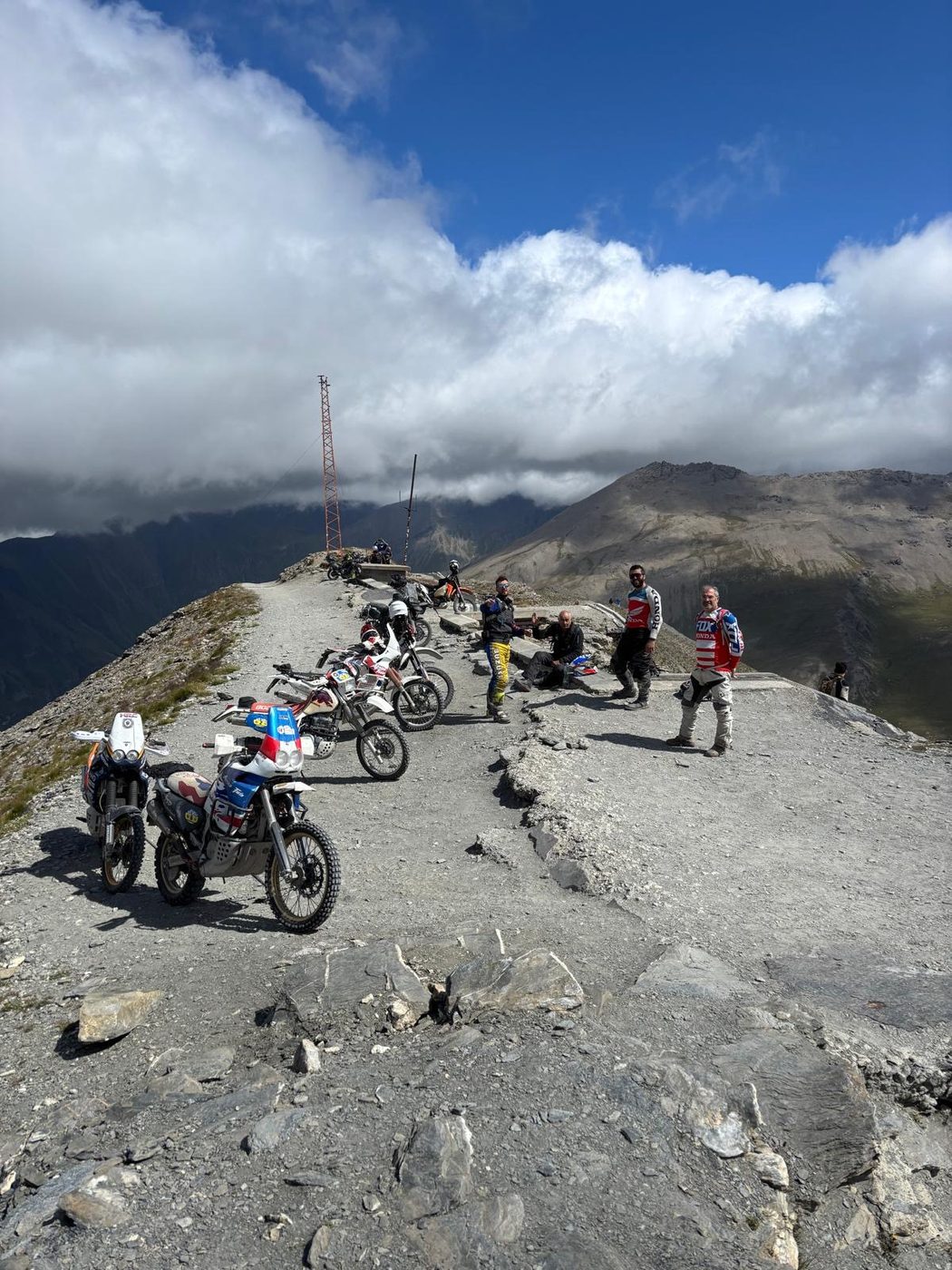 Gruppo FARENDURO in cima al passo, tour Grandi Classici della Val di Susa